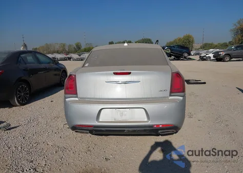 2019 Chrysler 300 Touring z USA, uszkodzony, nr VIN 2C3CCAAG7KH683081